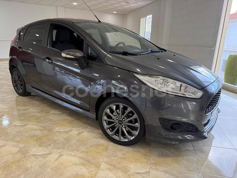 Gris / plata Usado 2017 Ford Fiesta ST-Line Utilitario | 10.990 € (Precio justo) - Imagen 1/4
