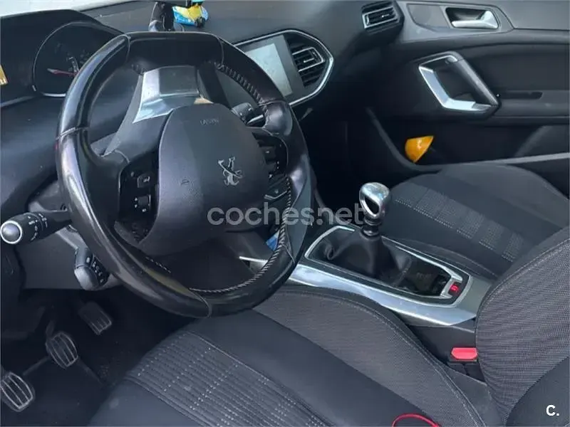 Usado Peugeot 308 SW Allure 120 CV (88 kW) 2015 Blanco Familiar