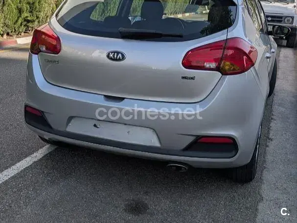 Usado Kia Ceed GT 90 CV (66 kW) 2013 Gris / plata Berlina