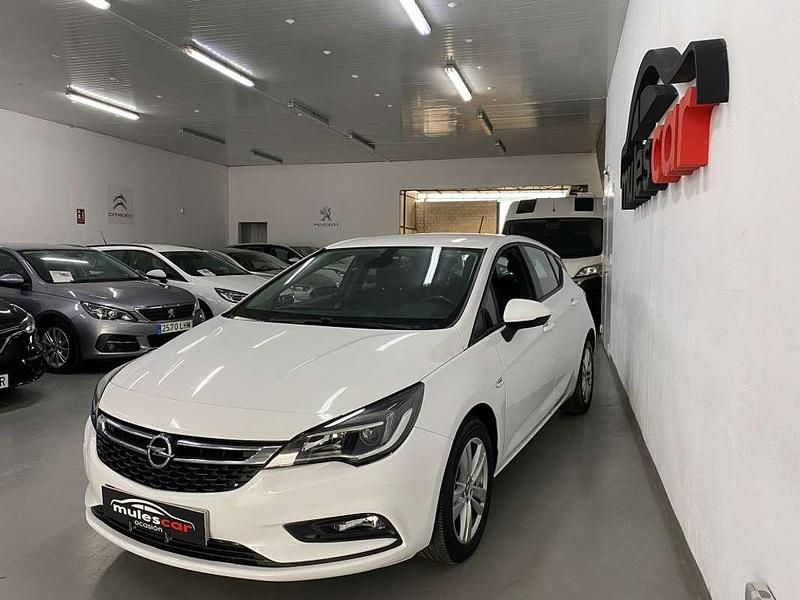 Usado Opel Astra Dynamic 110 CV (80 kW) 2019 Blanco Utilitario