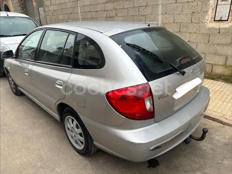 Usado Kia Rio 97 CV (71 kW) 2005 Gris / plata Berlina