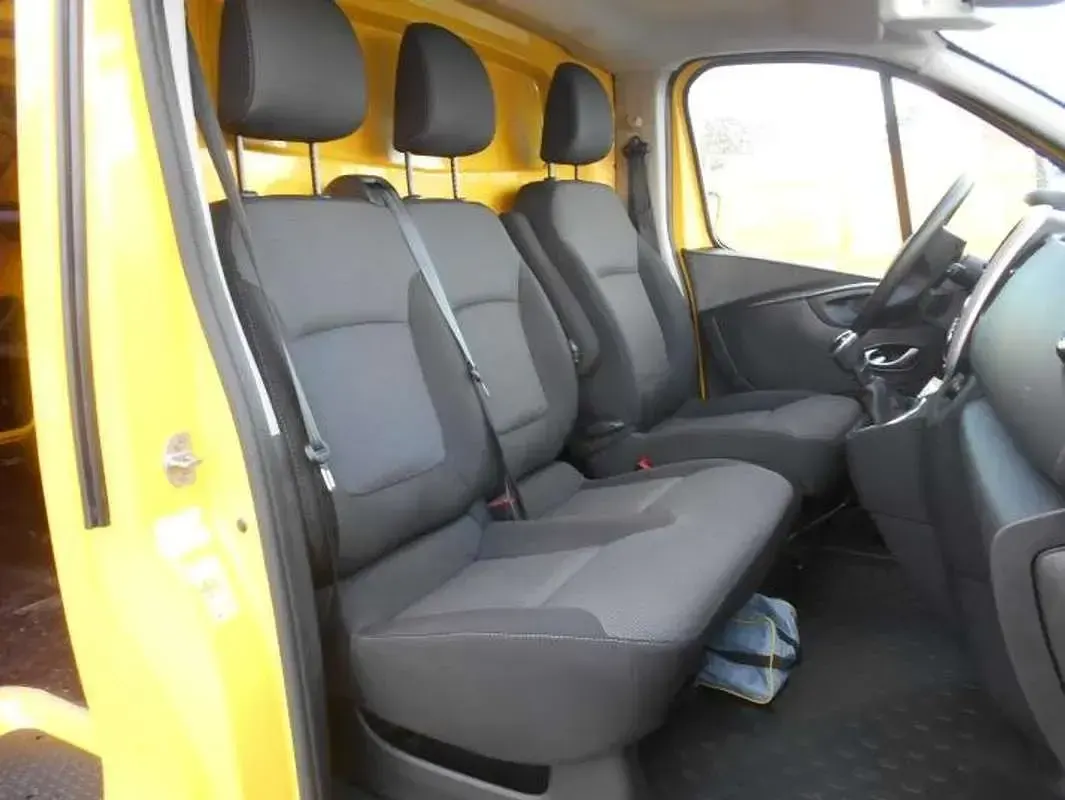 Usado Renault Trafic 95 CV (69 kW) 2020 Amarillo Monovolumen