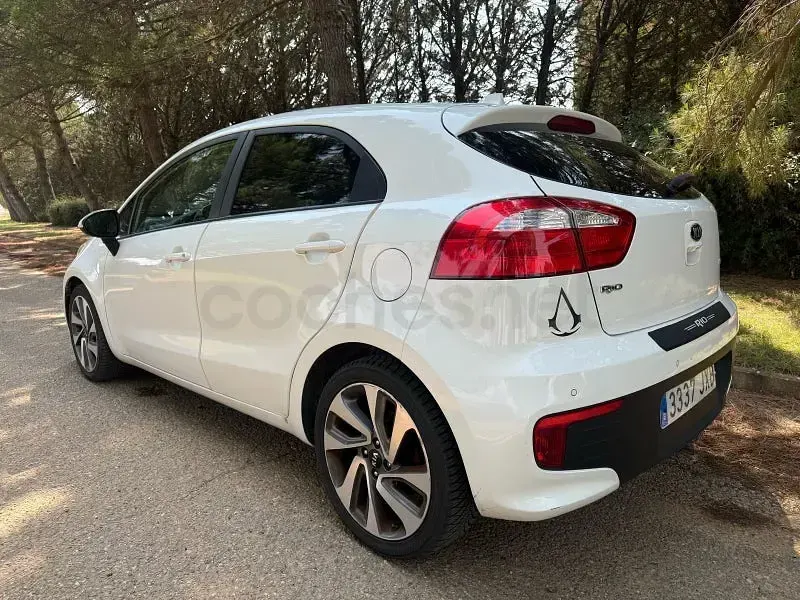Usado Kia Rio 84 CV (61 kW) 2017 Blanco Berlina