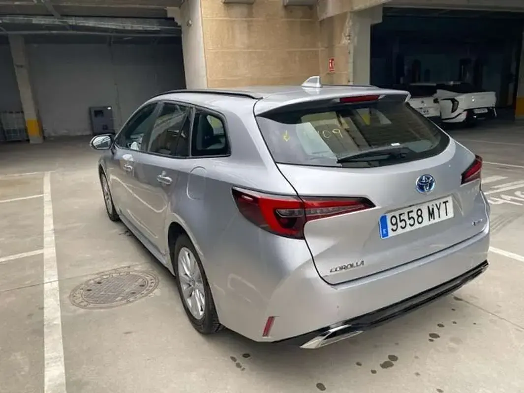 Usado Toyota Corolla Active 140 CV (102 kW) 2025 Plateado Familiar