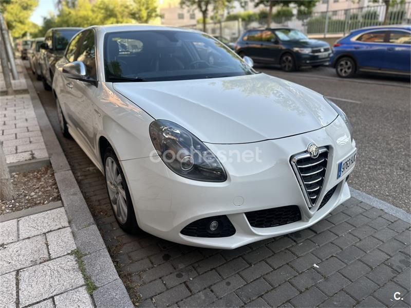 Blanco Usado 2013 Alfa Romeo Giulietta Distinctive Utilitario | 7650 € - Imagen 1/4