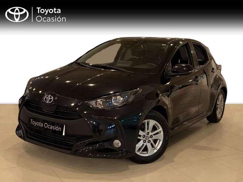 Usado Toyota Yaris Hybrid Active 116 CV (85 kW) 2021 Negro Utilitario