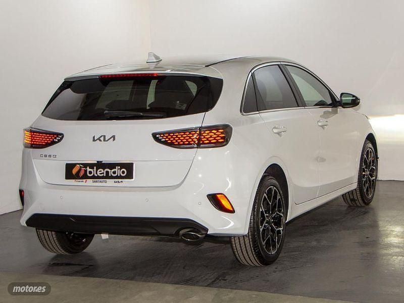 Usado Kia Ceed Style 120 CV (88 kW) 2023 Blanco Utilitario