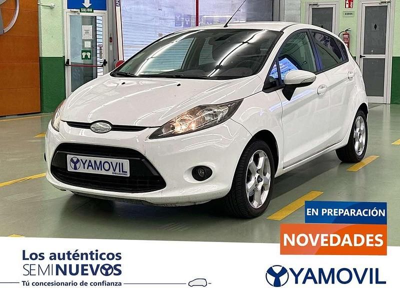Blanco Usado 2010 Ford Fiesta Trend Utilitario | 6950 € (Precio justo) - Imagen 1/4