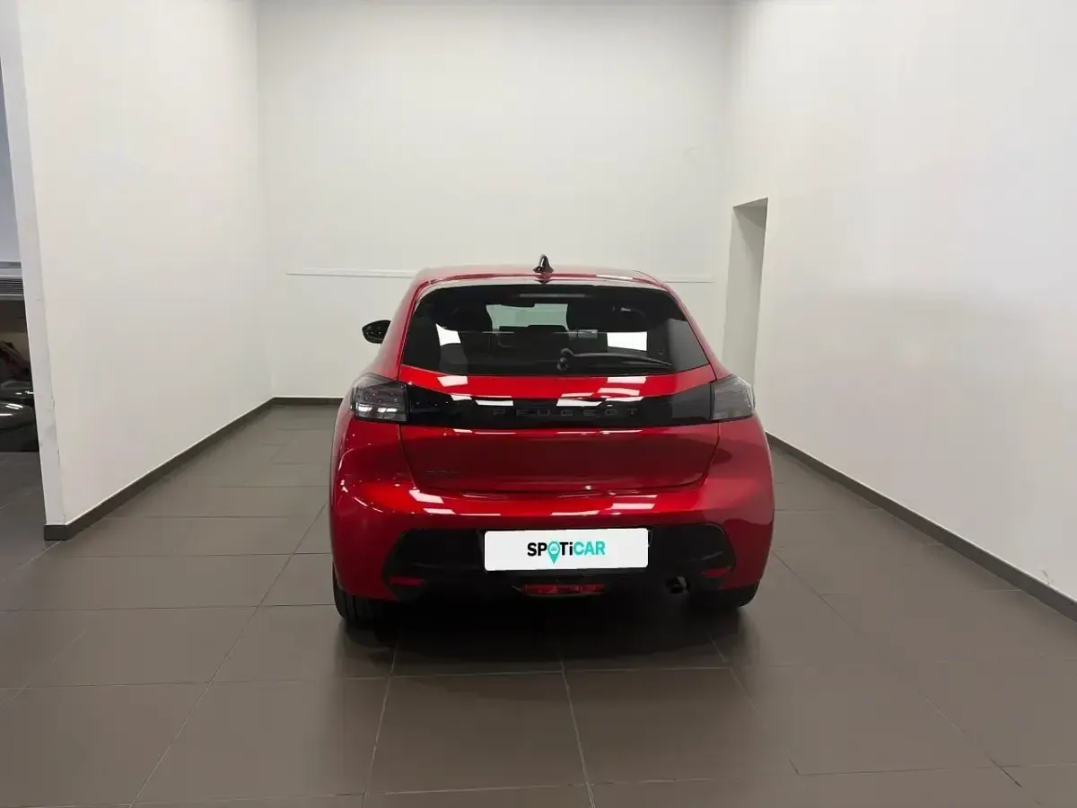 Usado Peugeot 208 Active 100 CV (73 kW) 2024 Rojo Utilitario