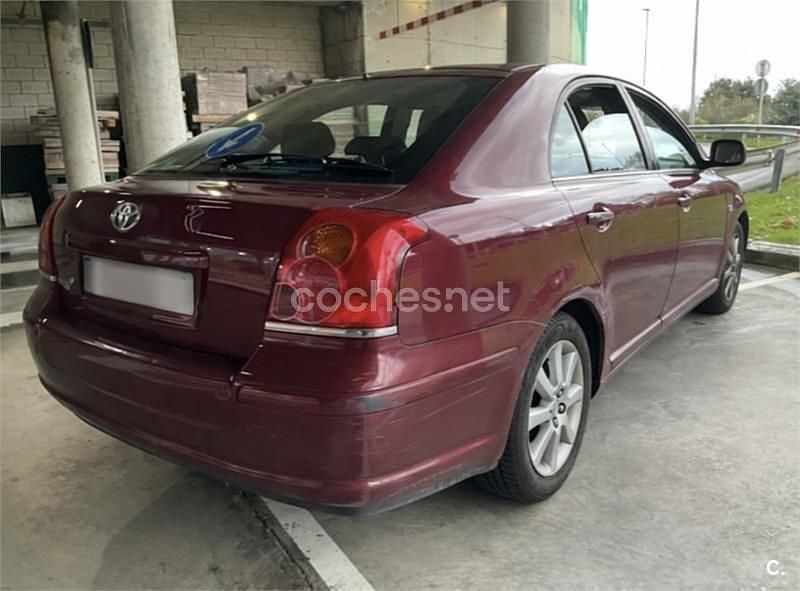 Usado Toyota Avensis Sol 129 CV (94 kW) 2007 Granate Berlina