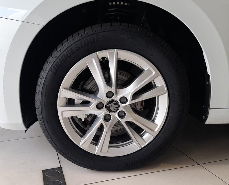 Usado Skoda Fabia Selection 115 CV (84 kW) 2025 Blanco luna metalizado Utilitario