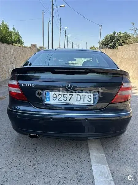 Usado Mercedes C180 143 CV (105 kW) 2005 Gris / plata Berlina