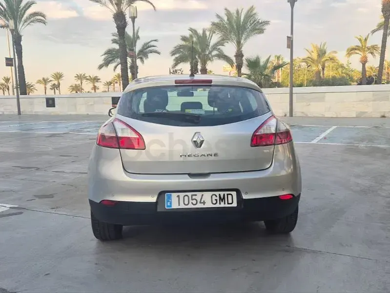 Usado Renault Mégane III Expression 105 CV (77 kW) 2009 Gris / plata Berlina
