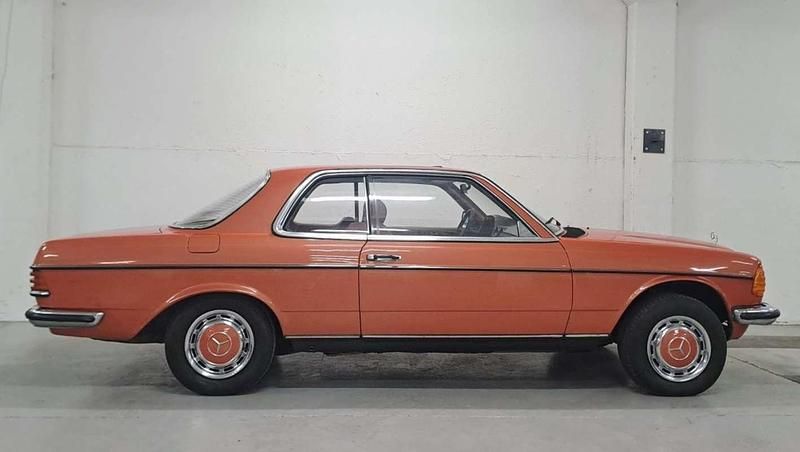 Usado Mercedes 230 185 CV (136 kW) 1982 Naranja Coupe