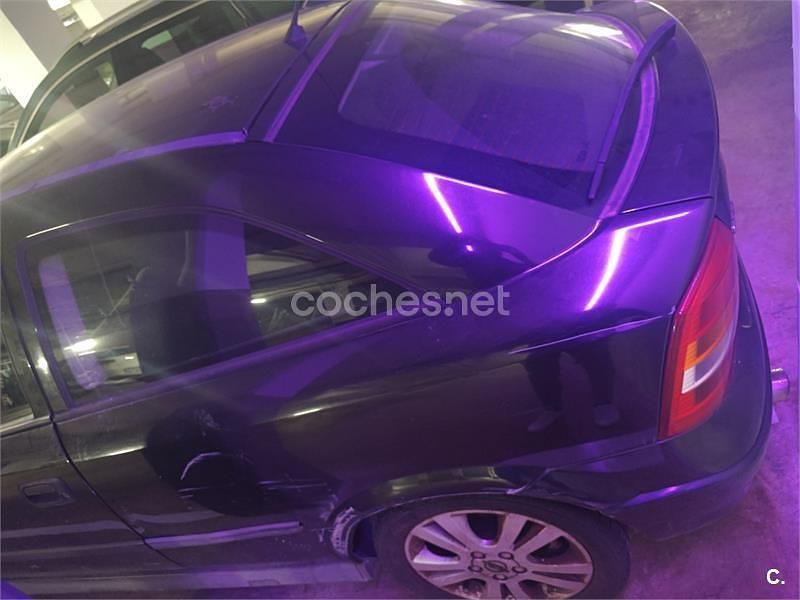 Usado Opel Astra Sportive 136 CV (100 kW) 1999 Negro Berlina