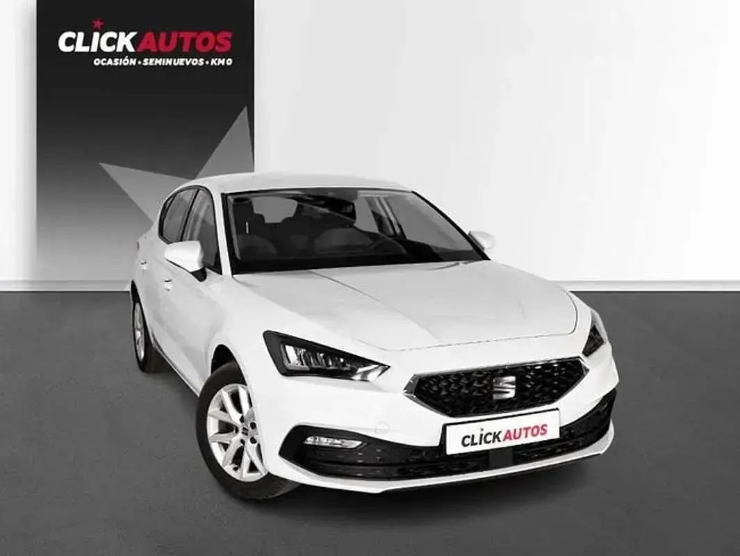 Begagnad Seat Leon Style 125 HK (91 kW) 2023 Vit Halvkombi