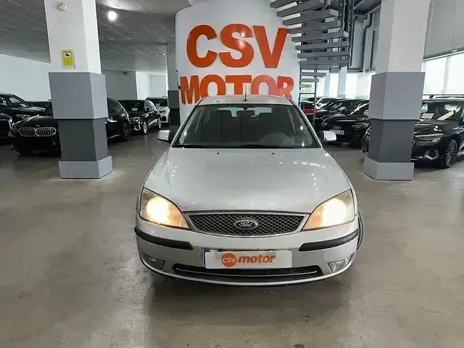 Usado Ford Mondeo Trend 131 CV (96 kW) 2004 Gris Berlina
