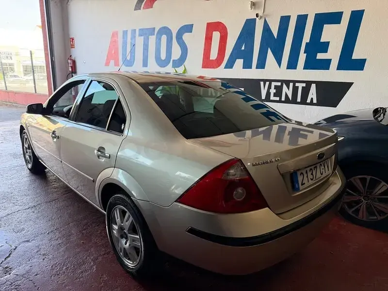 Usado Ford Mondeo Ghia 155 CV (114 kW) 2004 Beige Berlina