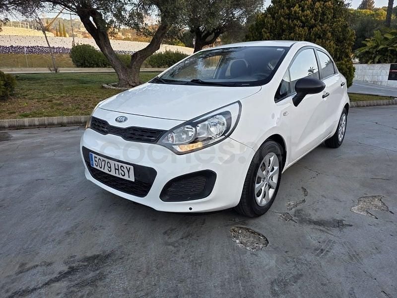 Usado Kia Rio 85 CV (62 kW) 2013 Blanco Berlina
