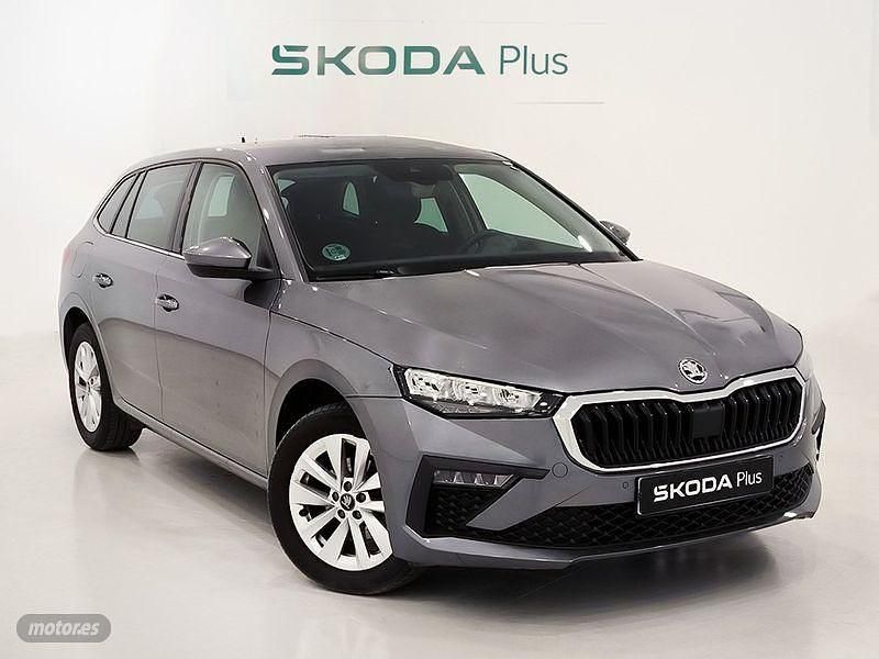 Usado Skoda Scala Selection 116 CV (85 kW) 2025 Gris / plateado Utilitario