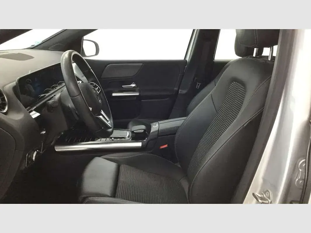 Usado Mercedes B200 150 CV (110 kW) 2019 Plateado Utilitario