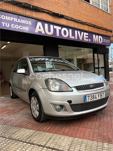 Gris / plata Usado 2006 Ford Fiesta Coupe | 2499 € (Precio justo) - Imagen 1/4