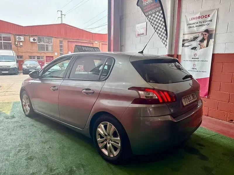Usado Peugeot 308 Style 110 CV (80 kW) 2017 Gris / plata Berlina