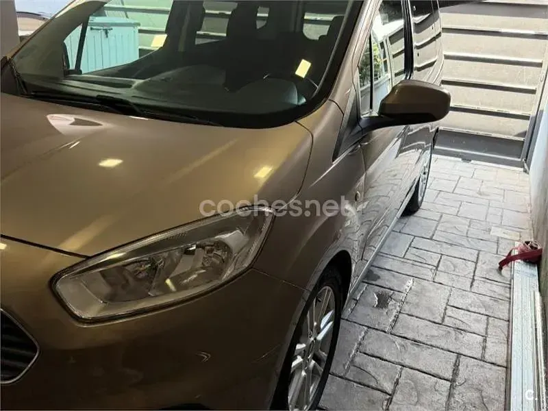 Usado Ford Tourneo Courier Titanium 100 CV (73 kW) 2019 Gris / plata Monovolumen