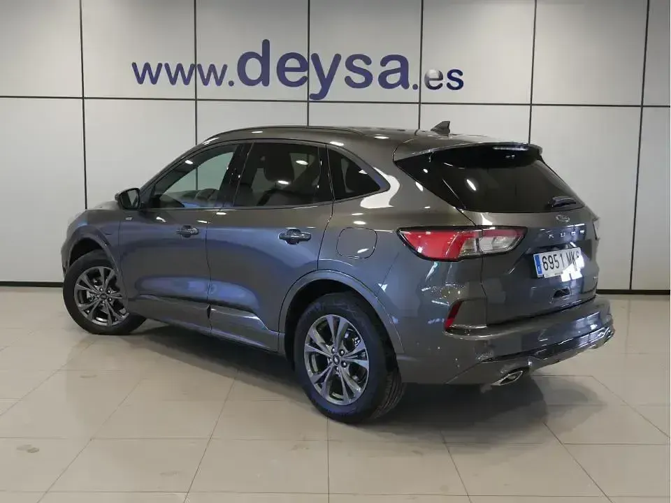 Usado Ford Kuga ST-Line 225 CV (165 kW) 2023 Gris / plata SUV