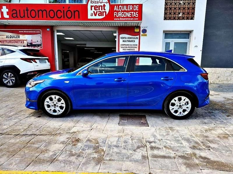 Usado Kia Ceed 101 CV (74 kW) 2022 Azul Utilitario