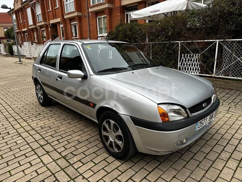 Gris / plata Usado 2001 Ford Fiesta Trend Berlina | 2500 € - Imagen 1/4
