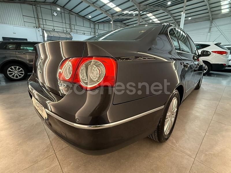 Usado VW Passat Highline 140 CV (102 kW) 2007 Negro Berlina