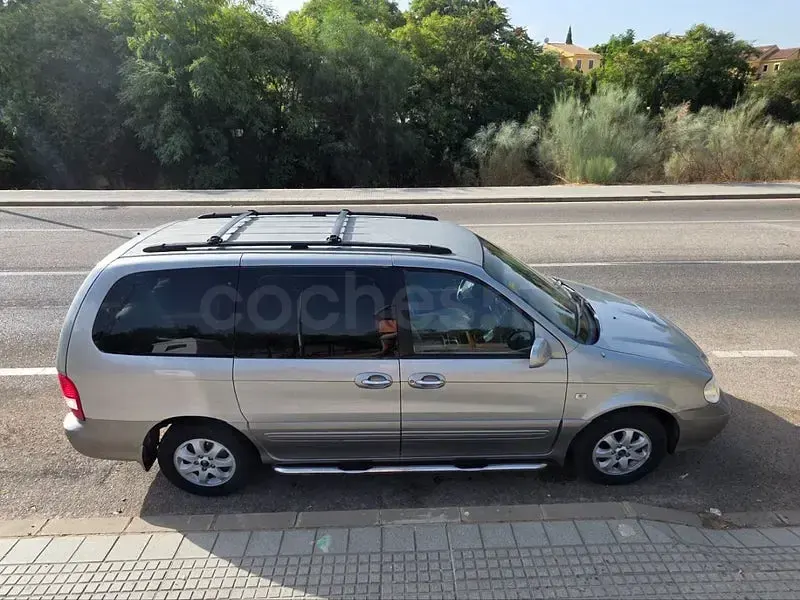 Usado Kia Carnival LX 144 CV (105 kW) 2006 Gris / plata Monovolumen
