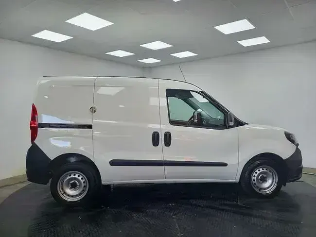 Usado Fiat Doblò 95 CV (69 kW) 2020 Blanco Monovolumen
