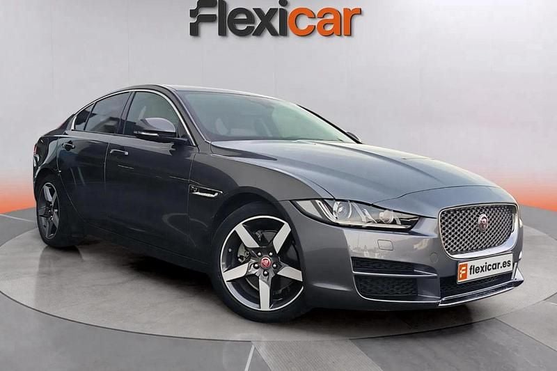 Usado Jaguar XE Pure 241 CV (177 kW) 2018 Gris Berlina