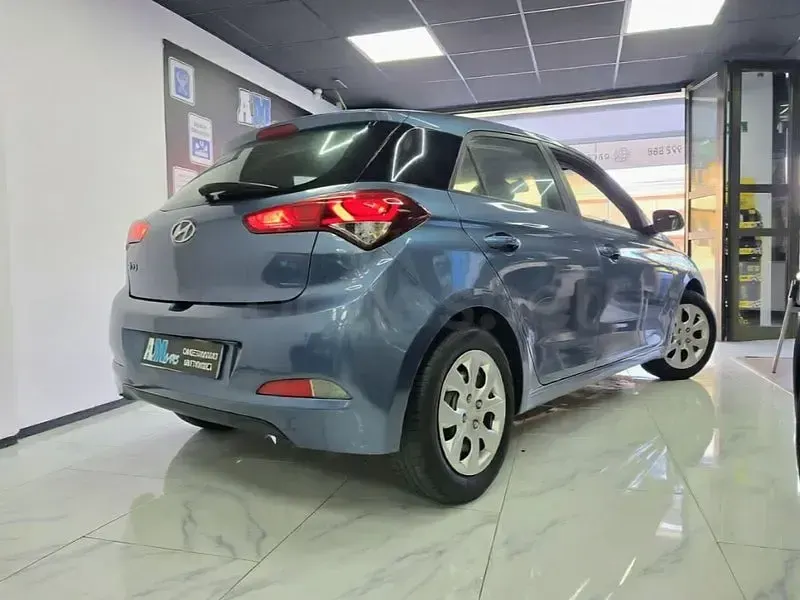 Usado Hyundai i20 84 CV (61 kW) 2015 Azul Berlina