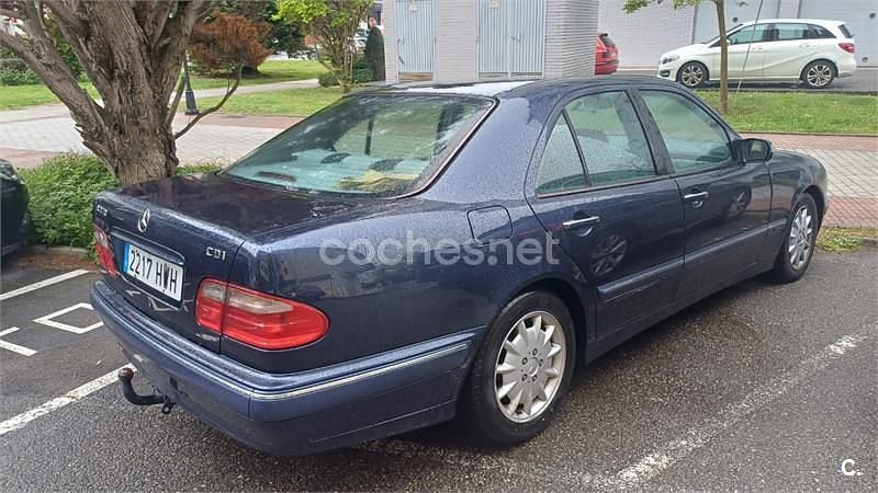 Usado Mercedes E270 Elegance 170 CV (125 kW) 2000 Azul Berlina