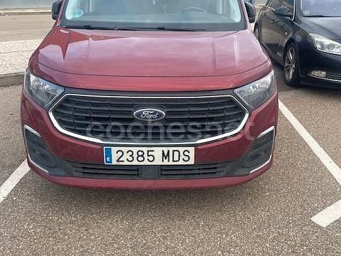 Usado Ford Tourneo Connect Titanium 122 CV (89 kW) 2023 Granate Monovolumen