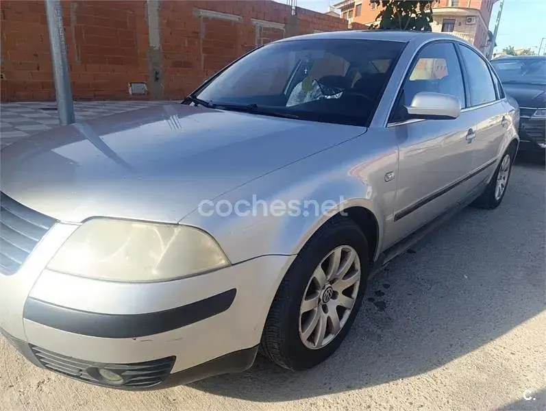 Usado VW Passat Trendline 110 CV (80 kW) 1998 Gris / plata Familiar