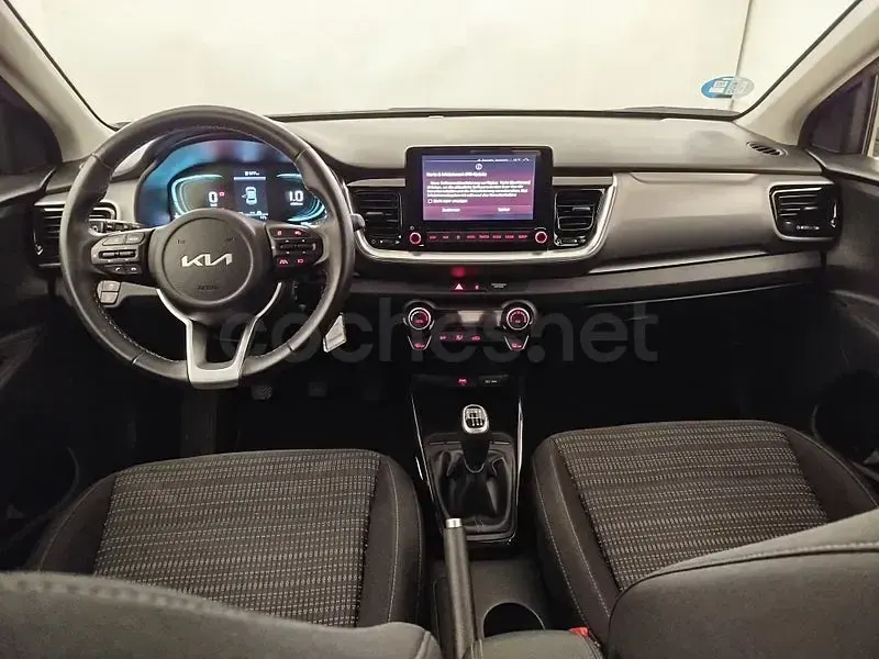 Usado Kia Stonic 100 CV (73 kW) 2025 Gris / plata SUV