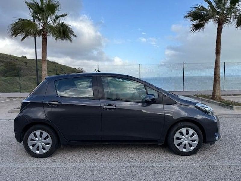 Usado Toyota Yaris Hybrid Advance 100 CV (73 kW) 2013 Gris / plata Berlina