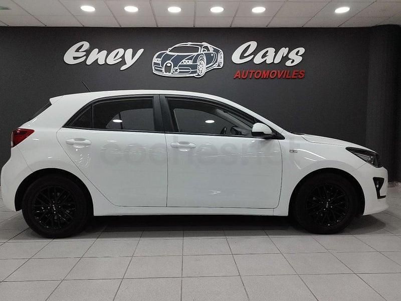 Usado Kia Rio 84 CV (61 kW) 2023 Blanco Berlina