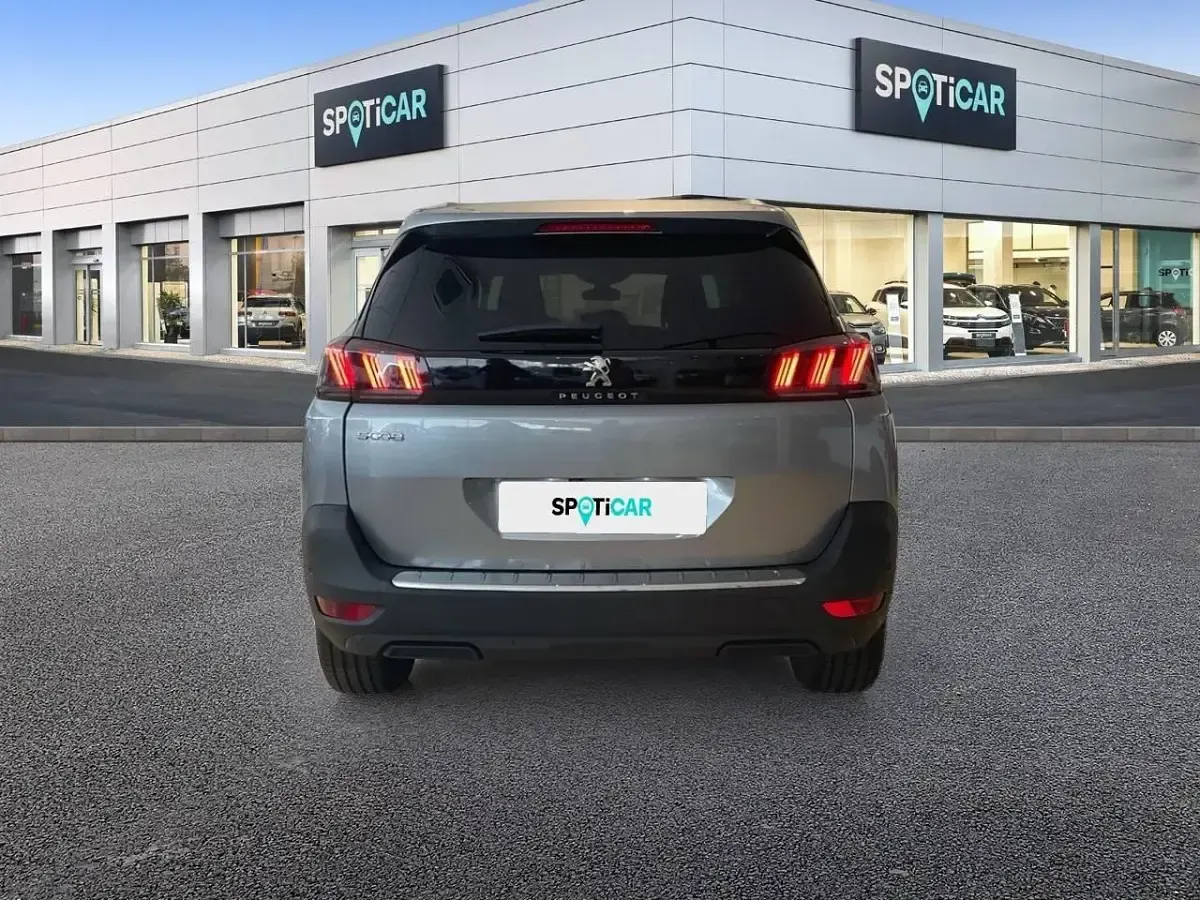 Usado Peugeot 5008 Allure 130 CV (95 kW) 2021 Gris SUV
