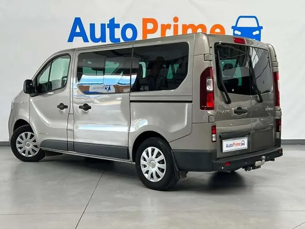 Usado Renault Trafic 125 CV (91 kW) 2017 Beige Monovolumen