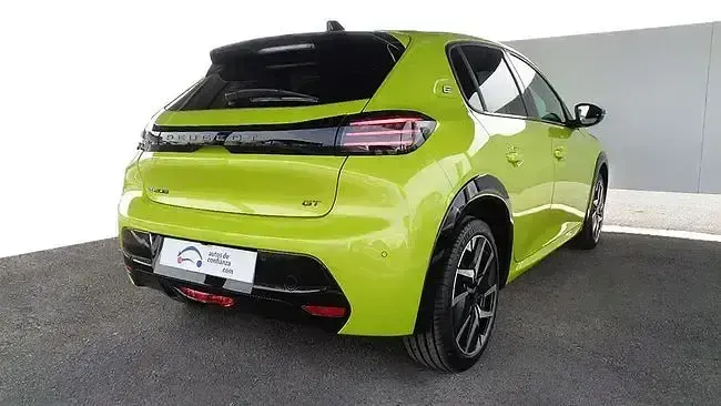 Usado Peugeot e-208 GT 114 kW (156 CV) 2024 Amarillo Utilitario