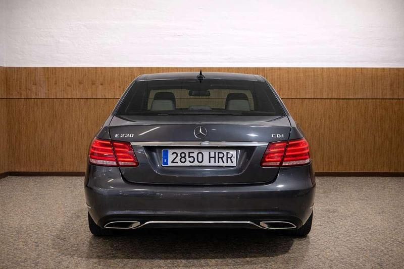 Usado Mercedes E200 Avantgarde 136 CV (100 kW) 2013 Gris Berlina