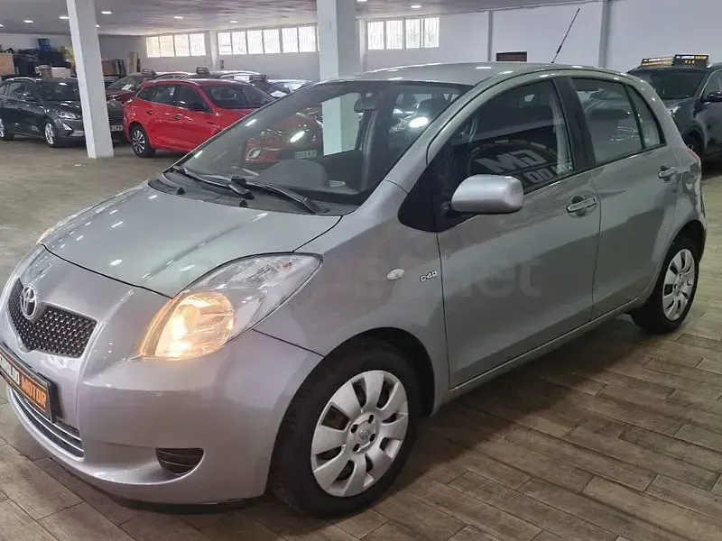Usado Toyota Yaris 90 CV (66 kW) 2006 Gris / plata Berlina