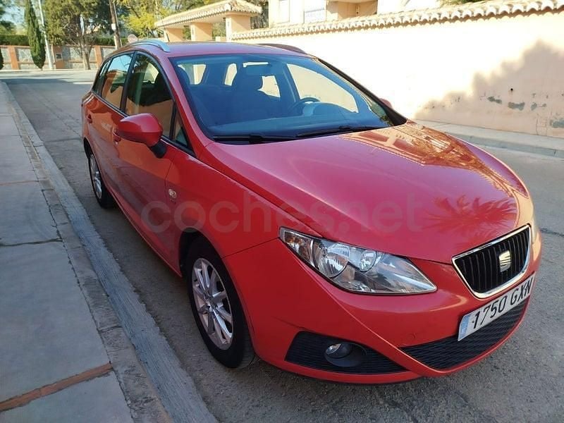Usado Seat Ibiza ST Reference 90 CV (66 kW) 2010 Rojo Familiar