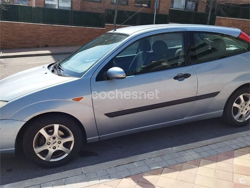 Begagnad Ford Focus Trend 100 HK (73 kW) 2004 Blå Sedan