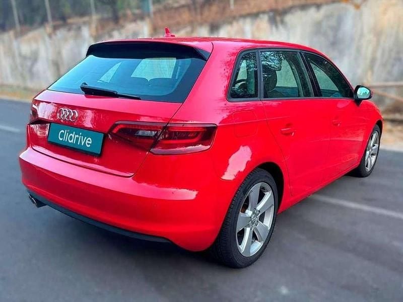 Usado Audi A3 Sportback Attraction 150 CV (110 kW) 2015 Rojo Utilitario